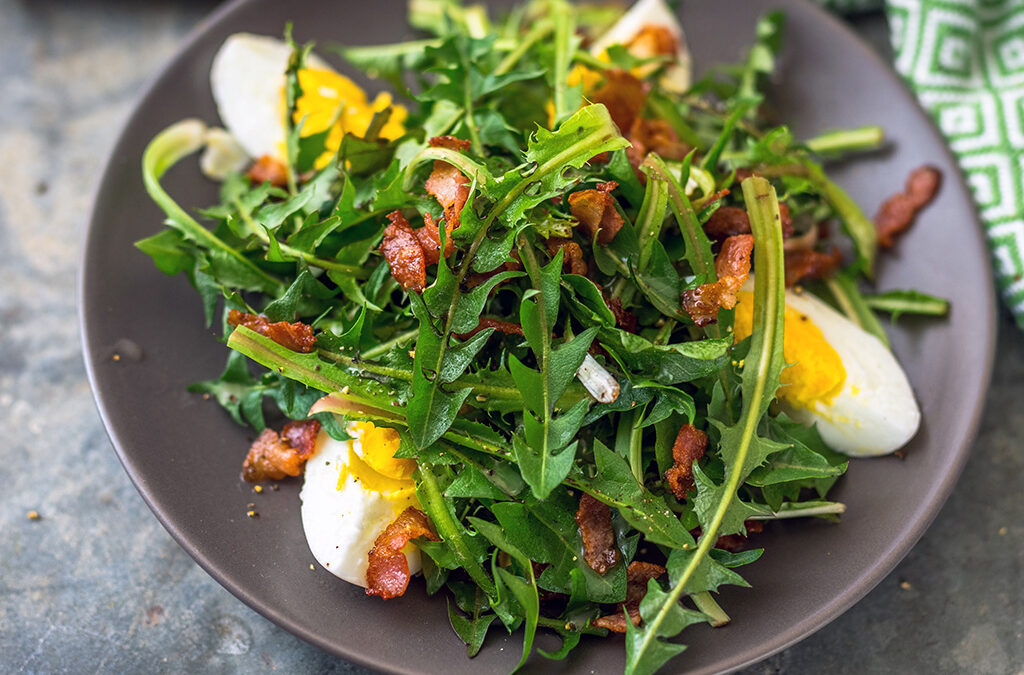Salade printanière de dents-de-lion à l&rsquo;huile de noix: la recette facile
